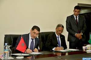 Saad Edine Otmani signing a memorandum of understanding with his Mauritanian counterpart (Photo by MAP)