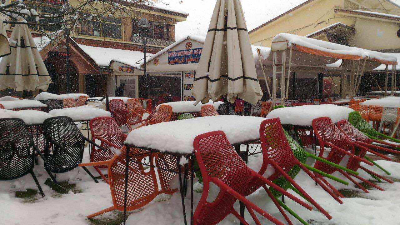 Although Spring officially started on March 21, the residents of Ifrane, often called Morocco’s Switzerland, and its surrounding areas woke up on Friday to panoramic snowy views.