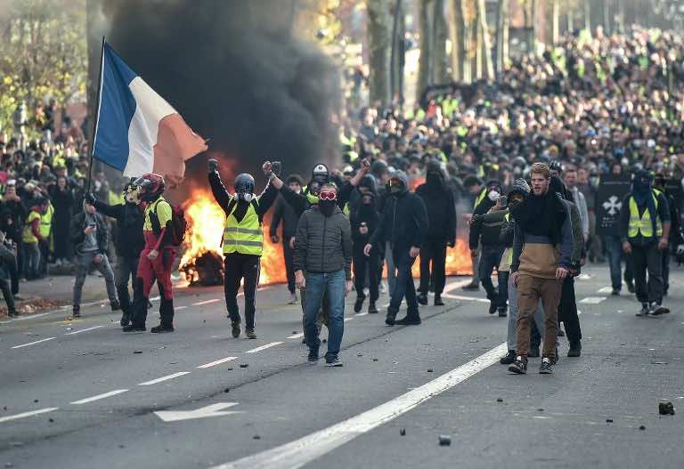 Yellow Vests Call Macron’s Speech ‘Charade,’ Promise to Continue Carnage