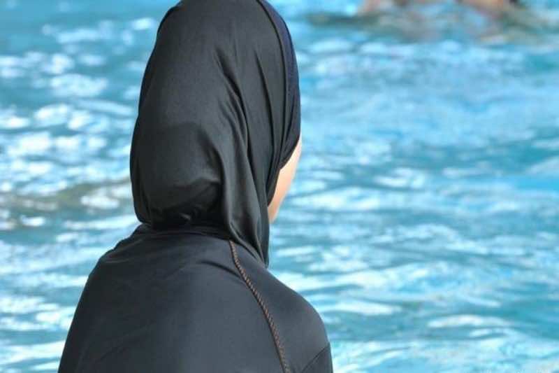 https://www.moroccoworldnews.com/wp-content/uploads/2022/06/french-court-upholds-burkini-ban-allows-women-to-swim-topless-in-grenoble-800x533.jpeg